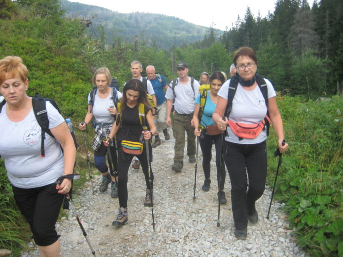 Grupa turystów na szlaku na Kasprowy Wierch