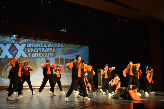 Obraz zawiera młodziez podczas tańca Hip Hop na scenie Jasielskiego Domu Kultury
