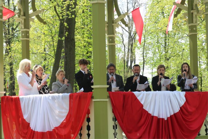 Wokalisci i soliści JDK śpiewają w jasielskiej Glorietce przybranej w barwy narodowe