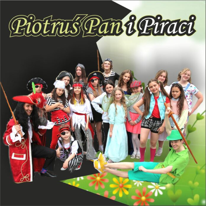 Obraz zawiera: osiemnaście osób, dzieic i mlodizeż w strojach pirackich i bajkowych oraz napis: Piotruś Pan i Piraci.