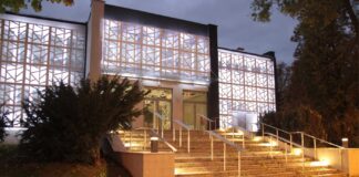 Widok frontu jasielskiego domu kultury nocą