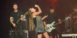 Zespół gra na instrumentach a wokalistka śpiewa