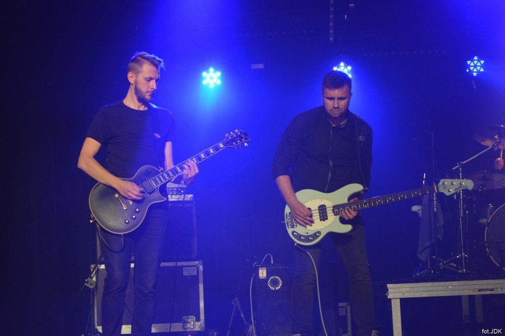 Muzycy grają na gitarach
