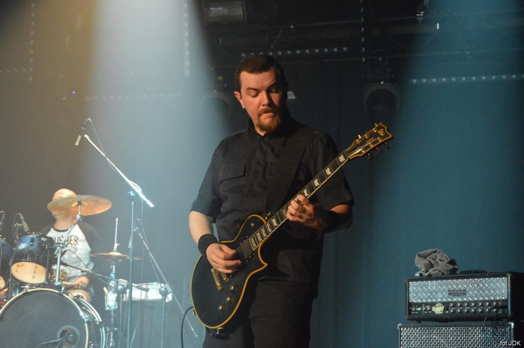 Muzyk gra na gitarze