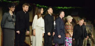 Spektakl: Kto jest kim czyli „O co biega”…w Jasielskim Domu Kultury. Aktorzy żegnają się z widzami