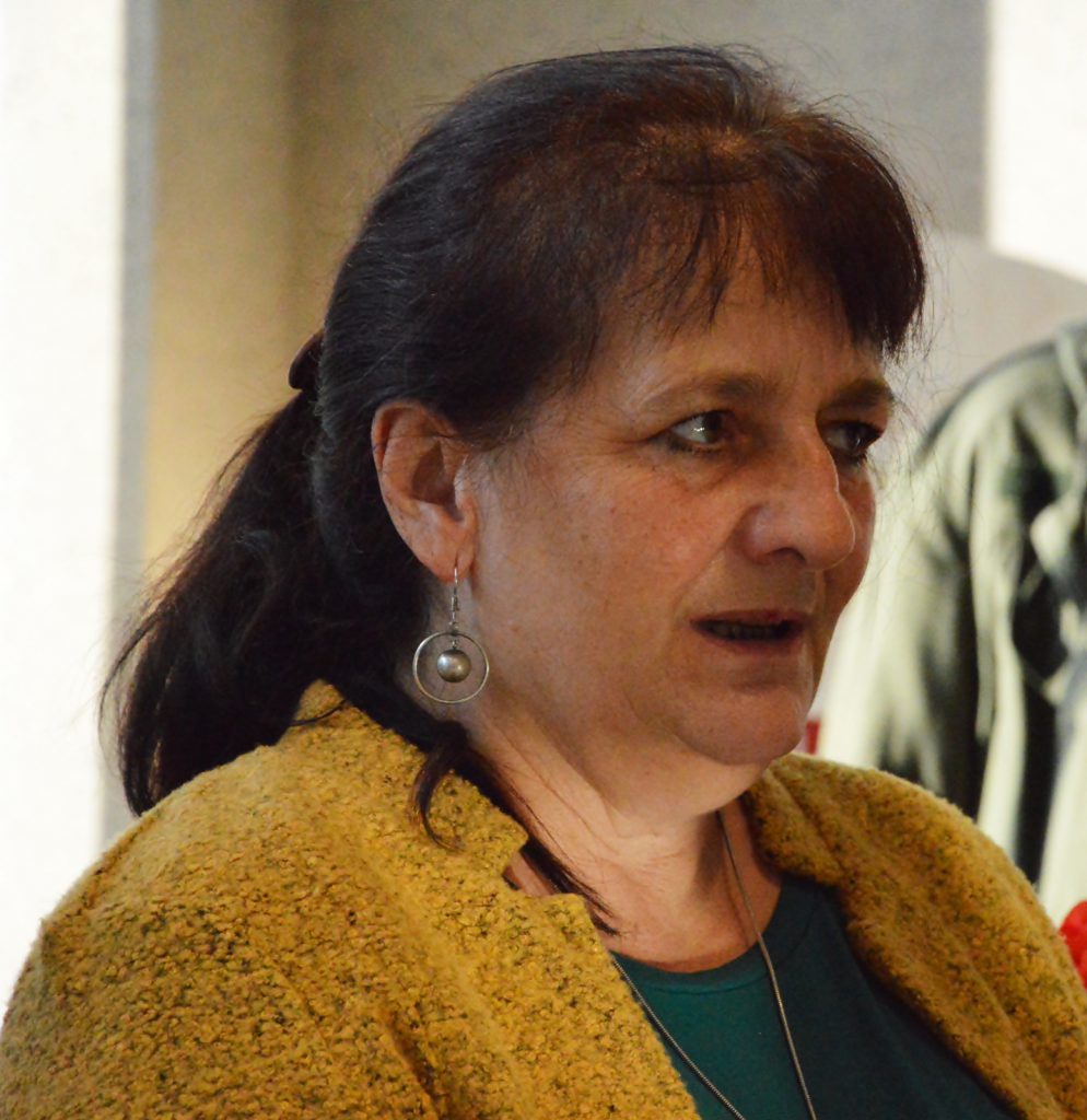 Bożena Radwan z Fundacji Rozwoju Powiatu Jasielskiego wita uczestników pleneru malarskiego