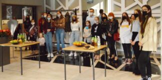 Uczestnicy pleneru wraz z opiekunami i rodzicami