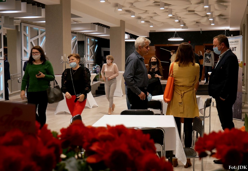 Spektakl: Kto jest kim czyli „O co biega”…w Jasielskim Domu Kultury