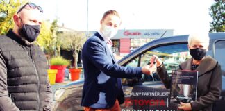 Uroczyste przekazanie samochodu