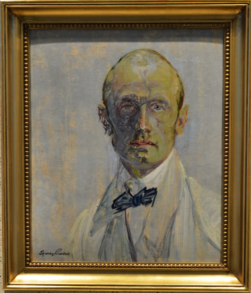 Ignacy Pinkas: Autoportret niebieski. Mężczyzna w bladoniebieskim stroju z muszką, niebieskie tło. Olej na dykcie, 1927 r.