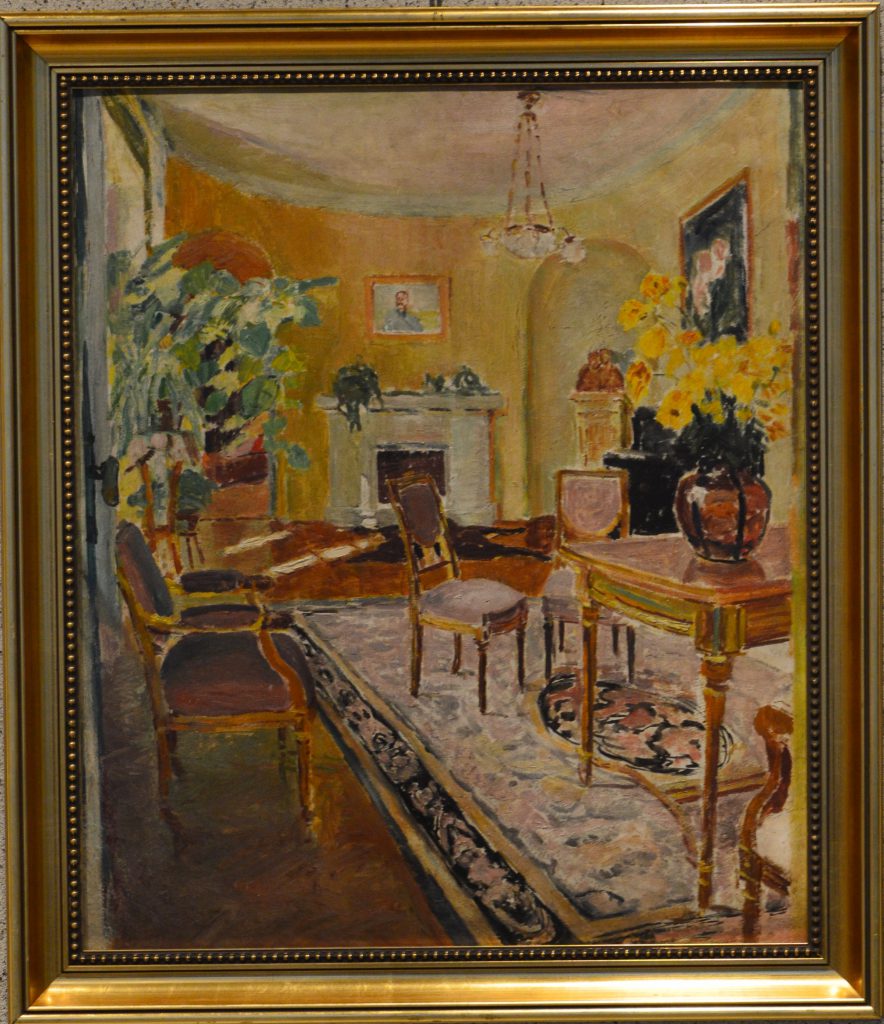 Ignacy Pinkas: "Salonik w Sulejówku". Umeblowany salon z kominkiem i kwiatami. Olej na dykcie, 1925 r.