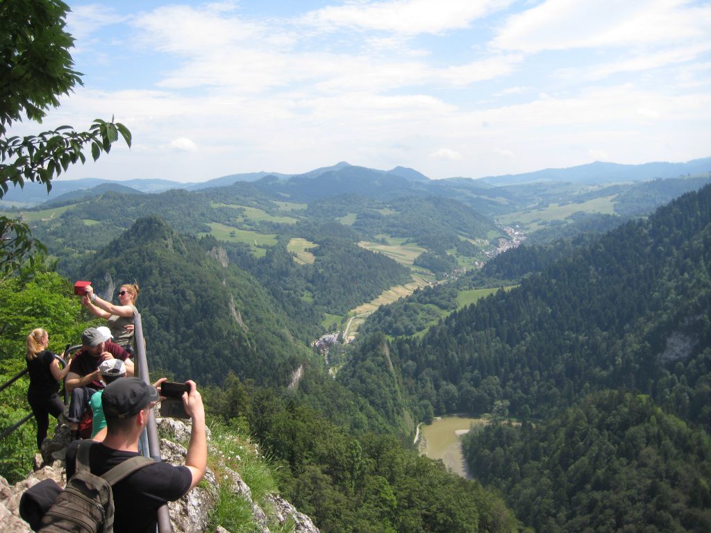 Uczestnicy wycieczki fotografują [piękne widoki z Sokolicy