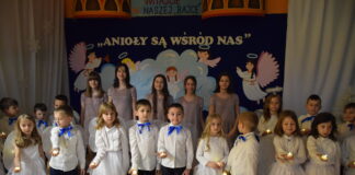 Koncert charytatywny „Aniołkowe granie” z udziałem wokalistów JDK Grupa dzieci śpiewa
