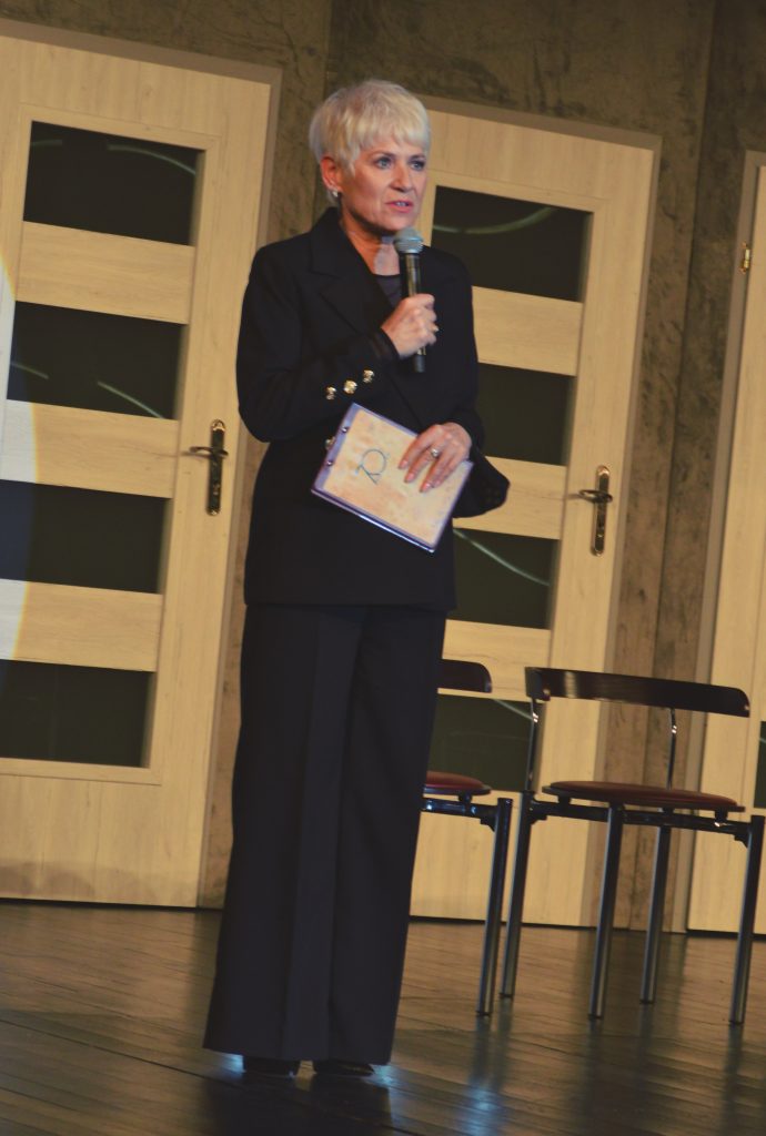 Dyrektor Jasielskiego Domu Kultury Helena Gołębiowska zaprasza publiczność na spektakl