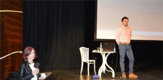 Klub Ludzi z Pasją w JDK: Rowerem przez świat Katarzyna Gądek-Smyka, kierownik Działu Edukacyjno-Informacyjnego wita gości oraz prelegenta