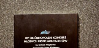 XV OKMI: Nagroda Grand Prix dla wiolonczelistki z Wrocławia Nagroda Grand Prix w postaci tablicy pamiątkowej na szarym tle