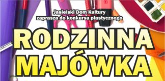 Uwaga! Konkurs: Rodzinna Majówka Baner: Konkurs rodzinna majówka. Tło kolorowe, na nim napis i informujący o konkursie, dookoła kredeki