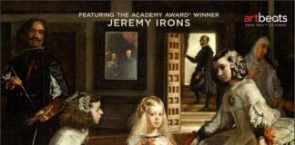 Baner reklamujący wystawę z kinie jasielskiego domu kultury. Wystawa dotyczy kolekcji zbiorów madryckiego museo del prado. na plakacie w tle obrazy z postaciami historycznymi, a na pierwszym planie siedzą młode dziewczęta w historycznych strojach. Są ta białe rozkloszowane, długie sukienki. dziewczyny mają długie włosy - dwie z nich ciemne, jedna w kolorze blond. Włosy są ozdobione motywami kwiatowymi. Za nimi stoi wysoki mężczyzna, ma czarne długie pofalowane włosy, po dugiej stronie nieco w tyle kobieta. Na głowie ma czarno-biały habit, patrzy w bok