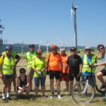 grupa na tle wiatraków Samoklęski