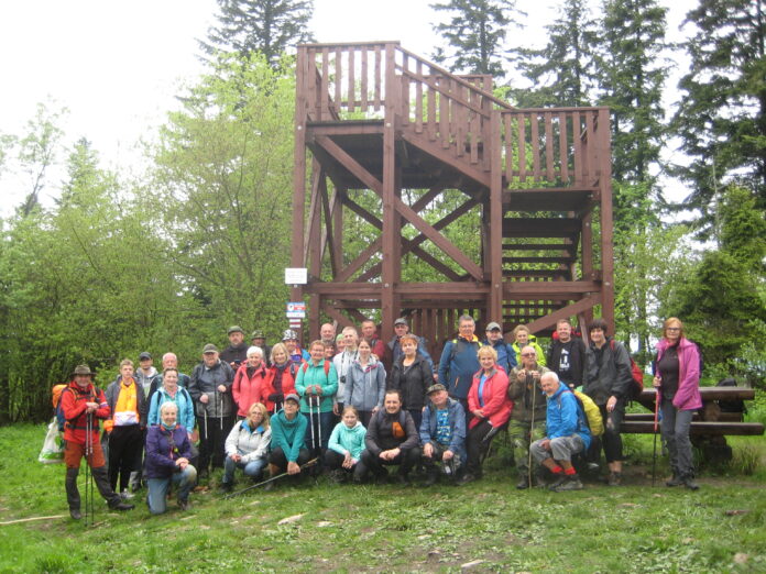 grupa przy tarasie widokowym na szczycie góry Żar