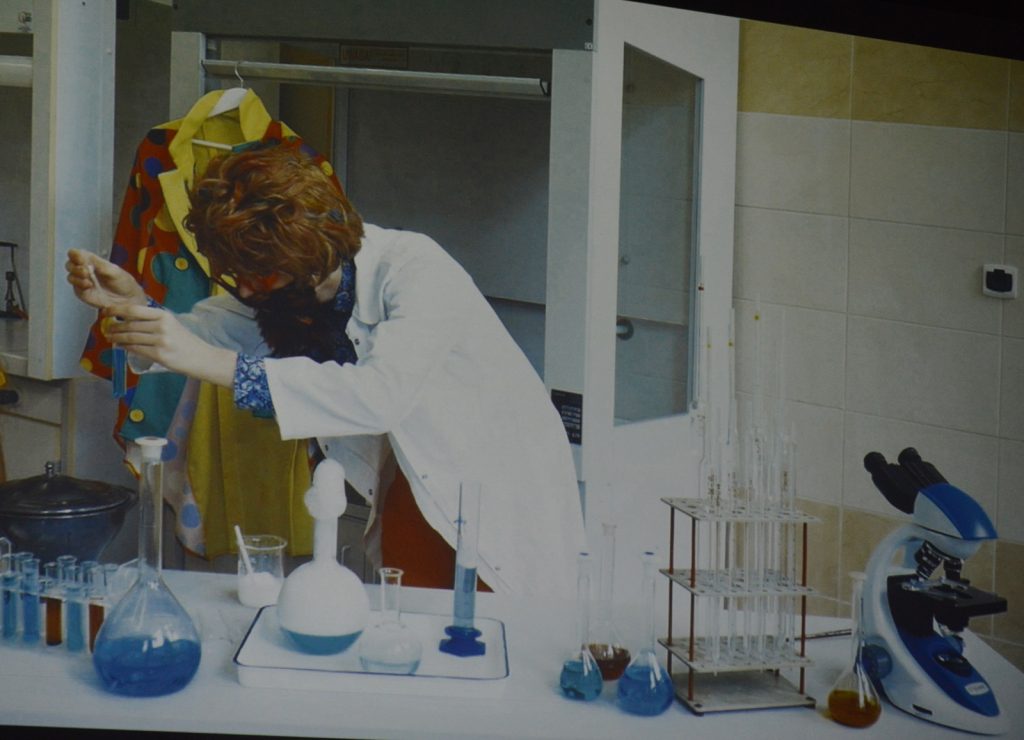 W laboratorium chemicznym znajduje się mężczyzna, który robi eksperymenty