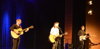Pieśni Wysockiego i Okudżawy w JDK Trzech gitarzystów na scenie Jasielskiego Domu Kultury