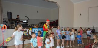 Szczęśliwe popołudnie w Hankówce Dzieci z osiedla Hankówka wraz z klaunem Feliksem grają na instrumentach.