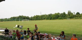 Szczęśliwy dzień na osiedlu Rafineria Plenerowy Koncert Wielkiej Orkiestry Klauna Feliksa na stadionie w Rafinierii
