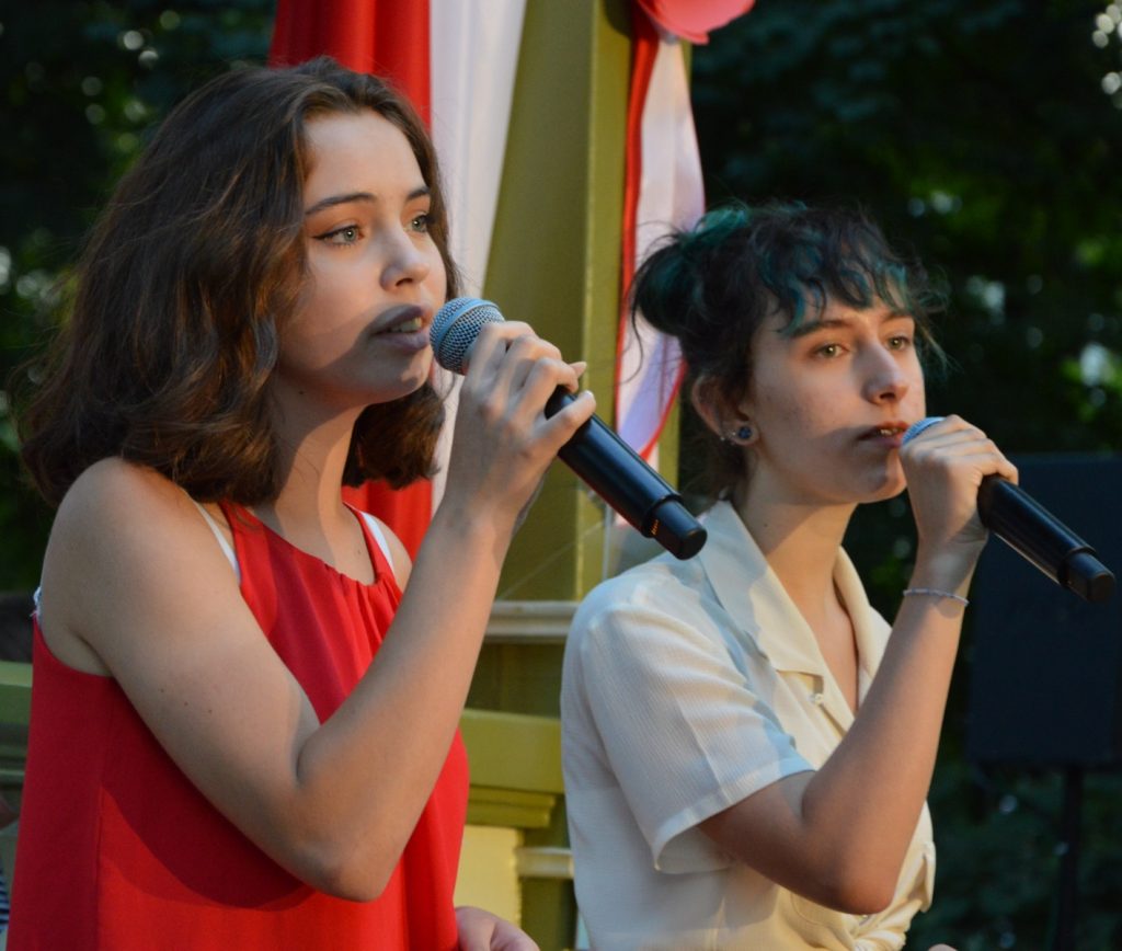 Uczestniczki konkursu niepodległa, niepokorna śpiewają przed glorietką w parku miejskim piosenkę