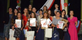 Uroczyście i patriotycznie Glorietka w parku miejskim. Zdjęcie grupowe uczestników koncertu laureatów trzeciej edycji konkursu niepodległa, niepokorna.
