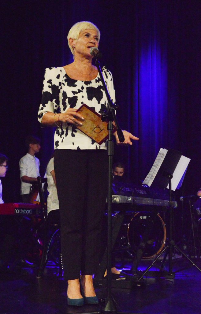 Koncert finałowy III Letnich Warsztatów Bigbandowych. Dyrektor Helena Gołębiowska wita gości