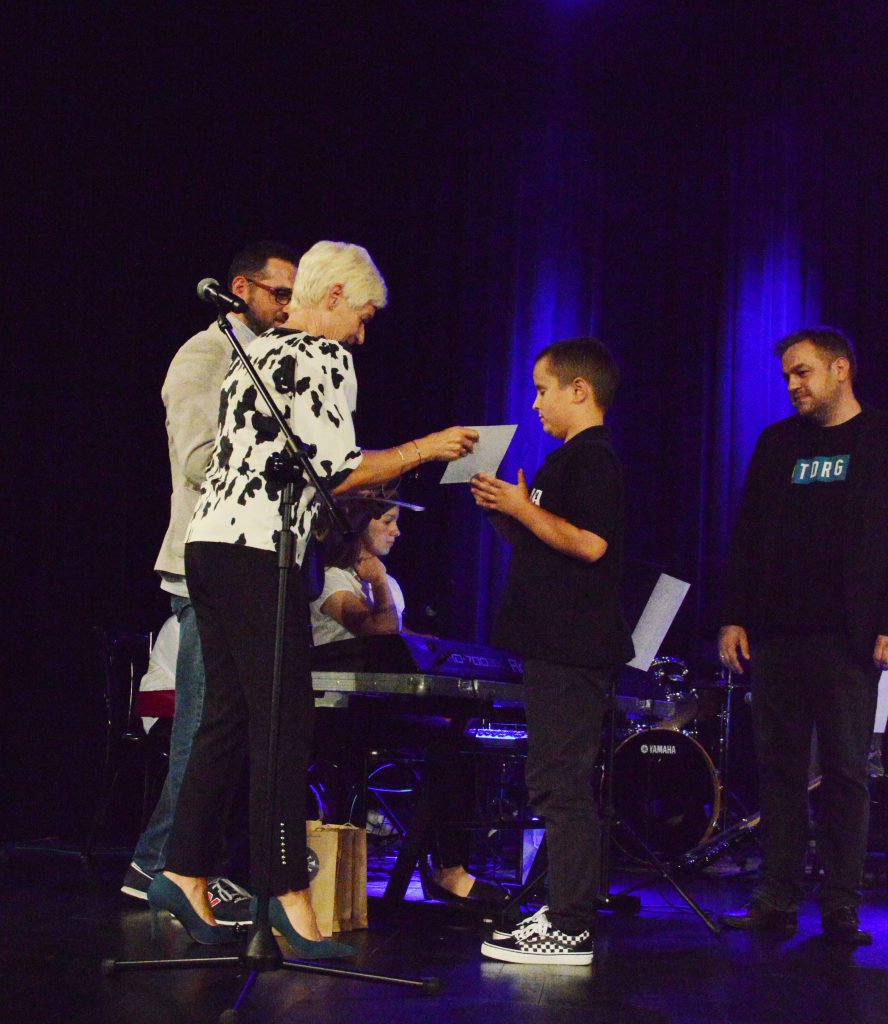 Koncert finałowy III Letnich Warsztatów Bigbandowych. Dyrektor Helena Gołębiowska wręcza dyplomy i nagrody uczestnikom warsztatów