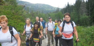 Zwiedzanie z KK-T JDK i PTTK: W sercu Tatr Grupa turystów na szlaku na Kasprowy Wierch