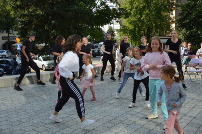 Pociag do kultury Grupa dzieic i młodzieży tańczy na tarasie Jasielskiego Domu Kultury
