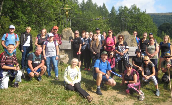 Przełęcz Wyżna grupa przy pomniku Jerzego Harasymowicza