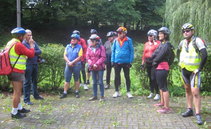 Grupa przed tablicą upamiętniająca akcję żołnieży AK w Gamracie