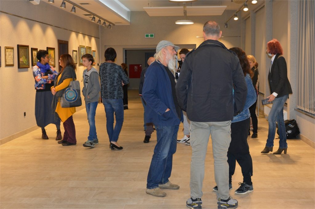 Wernisaż Adrianny Florek. Tłum zwiedzających galerię JDK.