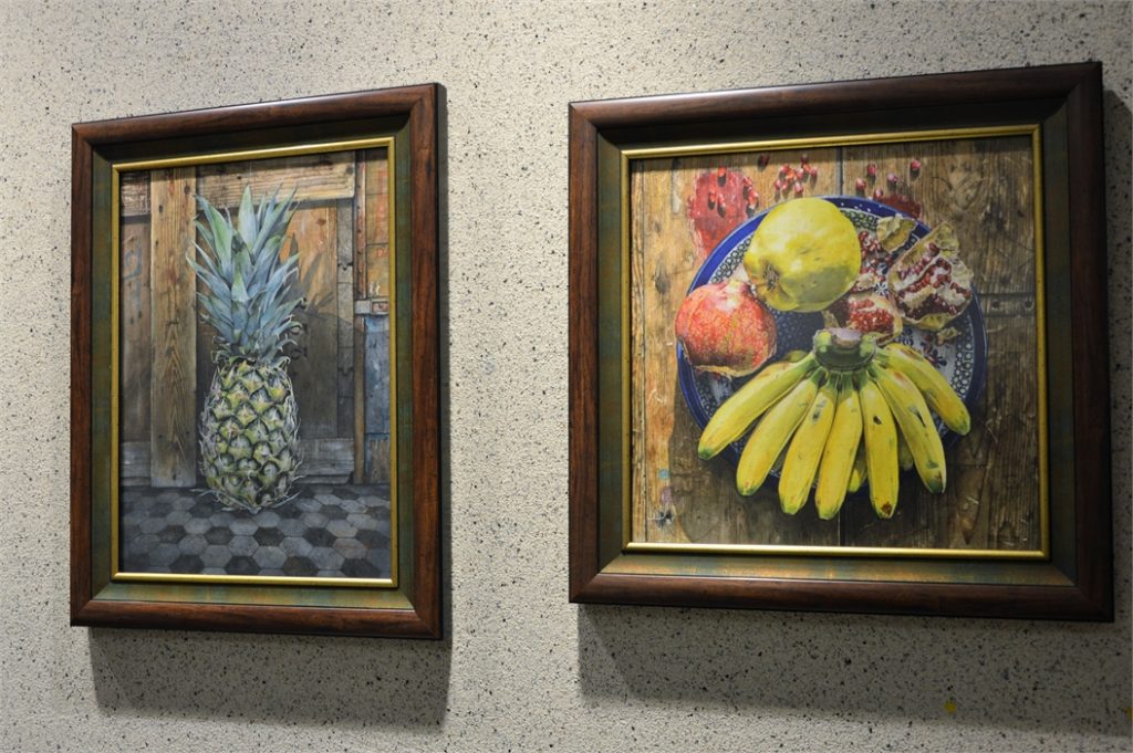 Akwarele Ady Florek. Na pierwszej od lewej ananas, na drugiej owoce.