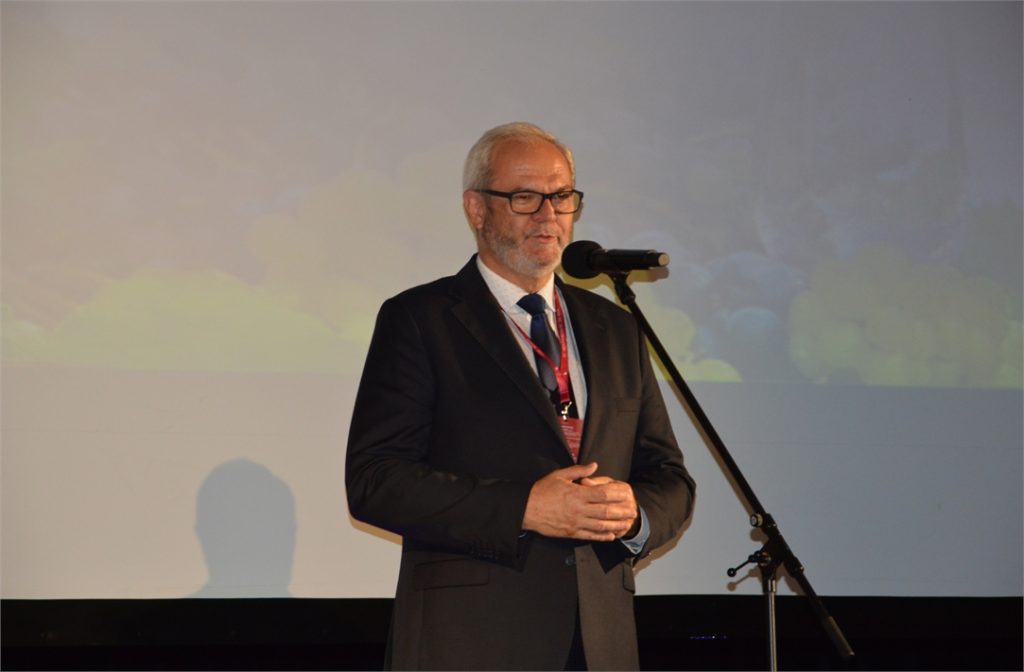 Ryszard Pabian, burmistrz Jasła, wita przybyłych na dni wina na scenie JDK.