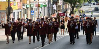 XV Międzynarodowe Dni Wina w Jaśle Uczestnicy Międzynarodowych Dni Wina wraz z Miejską Orkiestrą Dętą idą na jasielski rynek