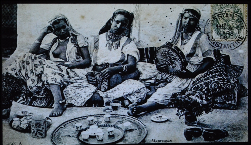Trzy kobiety pozują do zdjęcia w strojach miejscowych.
