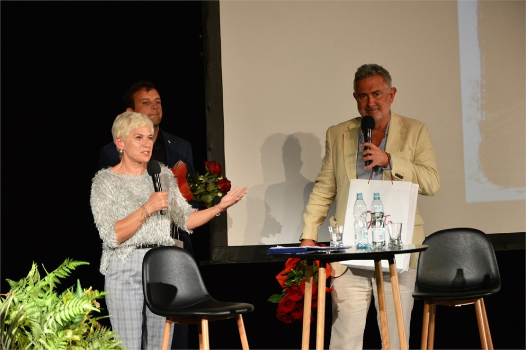 Dyrektor JDK wręcza kwiaty Marcinowi Kydryńskiemu i Andrzejowi Kurdzielowi.