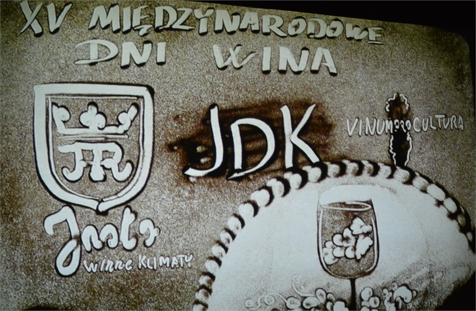 Obraz z piasku zrobiony z okazji 15. Międzynarodowych Dni Wina. Herb Jasła, Logo Jasła, logo 15 Międzynarodowych Dni Wina.