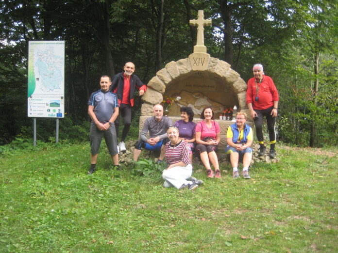 uczestnicy wycieczki na Cieklince na tle XIV stacji drogi krzyżowej ufundowanej przez p.Kozonów