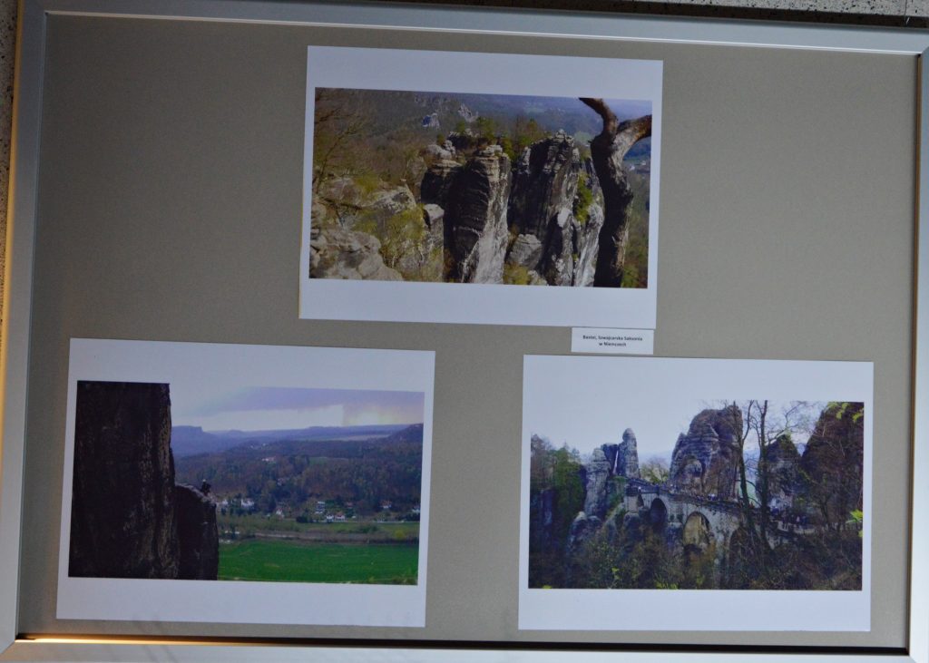 Na tablicy znajdują się zdjęcia ze wspinaczek wysokogórskich oraz przyroda