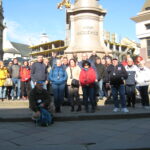 Lwów – uczestnicy wycieczki przy Pomniku Adama Mickiewicza