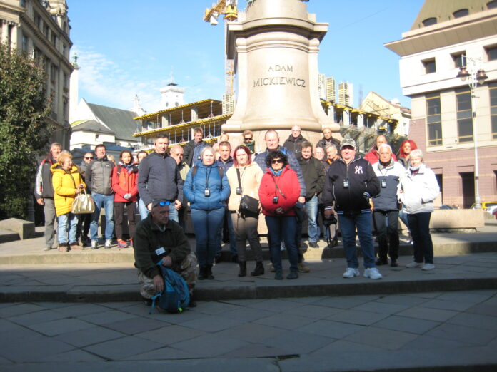 Lwów - uczestnicy wycieczki przy Pomniku Adama Mickiewicza