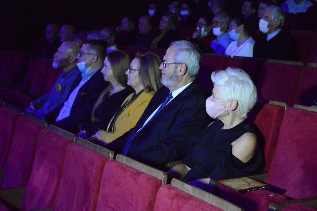 Zdjęcie przedstawia widzów koncertu "Oddalasz się".