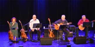 Jerzy Gronkiewicz w JDK Obraz zawiera cztery osoby na scenie. Beata Gronkiewicz, Jerzy Gronkiewicz, Mariusz Szlachetko i Mariusz Wiatr