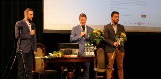 „Mistrz i Małgorzata” na nowo Obraz zawiera 3 osoby na scenie. Stoją na niej dr Dominik Wróbel, prof. Grzegorz Przebinda i mgr Igor Przebinda